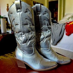 Like New! Silver Metallic Cowboy Boots! Size 36/6